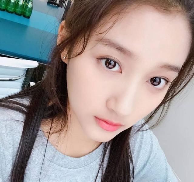 关晓彤长相、演技皆一般,为何还会红?这3张照