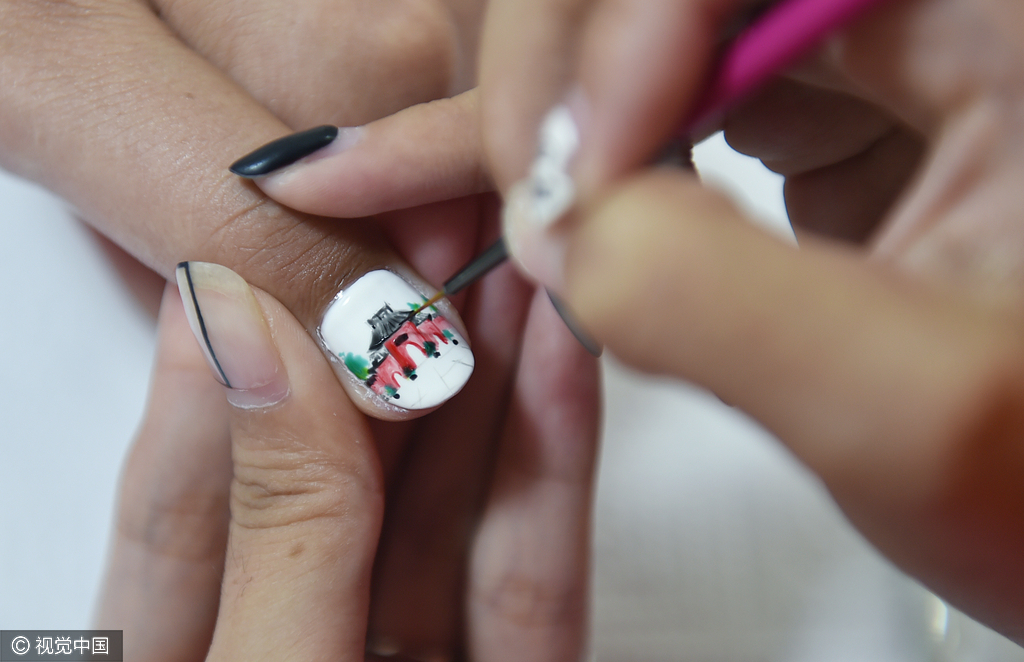 首先是基本护理，之后采用专业美甲设备及甲油胶，在指甲上经过上底胶色胶、构图设计起形、彩绘、加固封层、精油养护等程序。