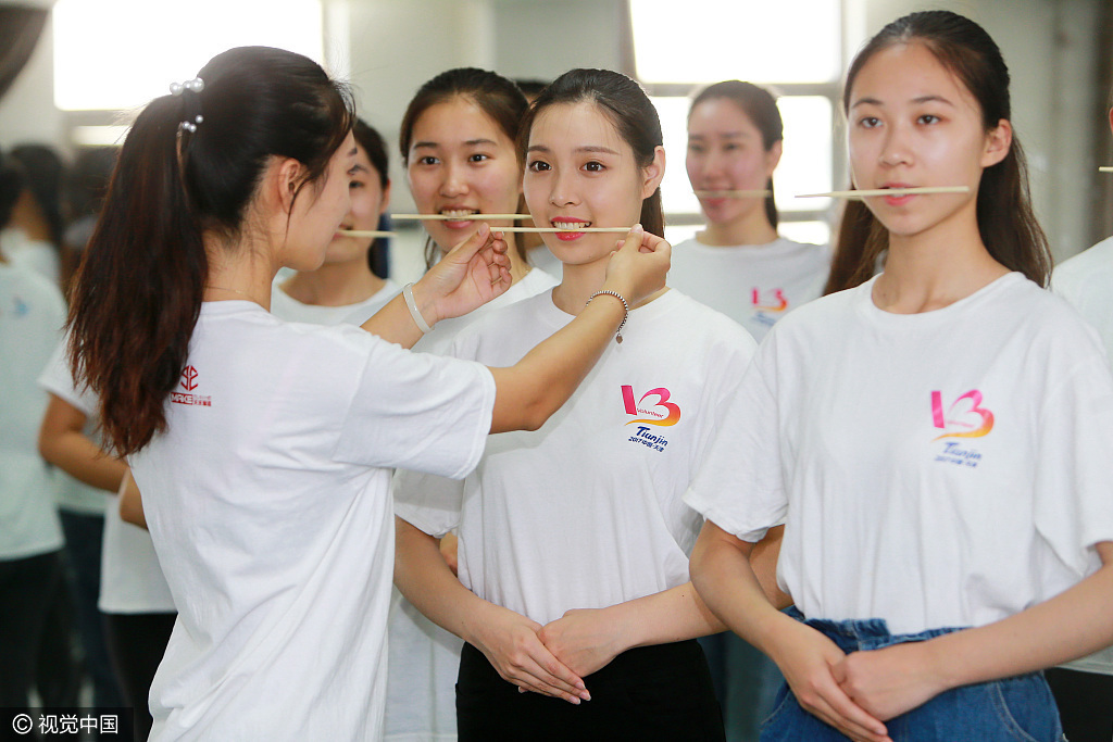 全运会礼仪小姐练咬筷子 众美女楚楚动人 全运会礼仪小姐练咬筷子 众美女楚楚动人