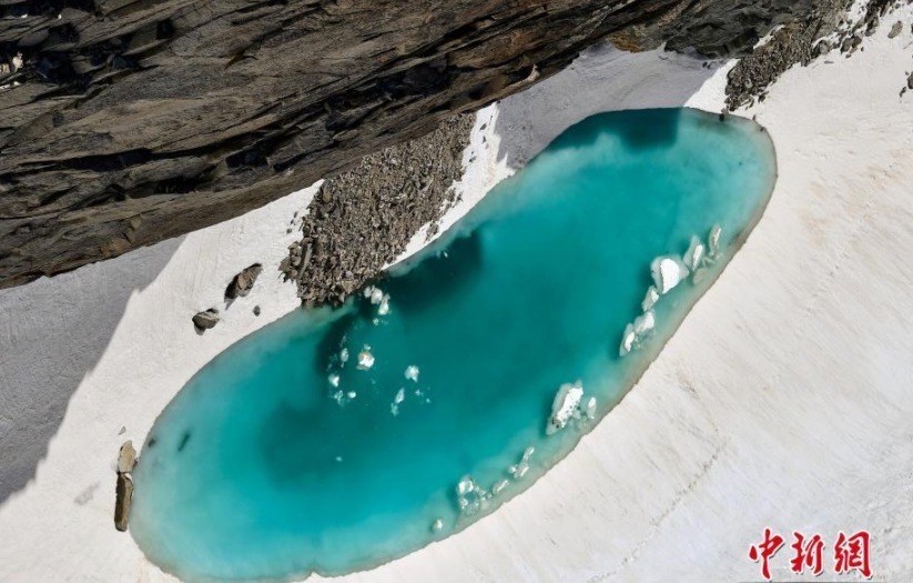 7月4日讯（具体拍摄时间不详），随着欧洲气温的飙升，冰川融水在阿尔卑斯山上形成了一个蓝色的湖泊。摄影师Franco Cappellari在飞越阿尔卑斯山脉最高峰——勃朗峰时发现了这个引人注目的湖泊。即使在海拔3000米的地方，气温也达到了10摄氏度，海拔4800多米山顶上的冰已开始融化。