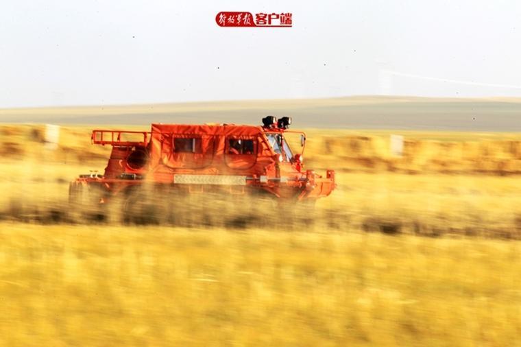 经改装的灭火战车能够以每小时60公里的最大时速对草原火灾进行有效控制和快速清理。