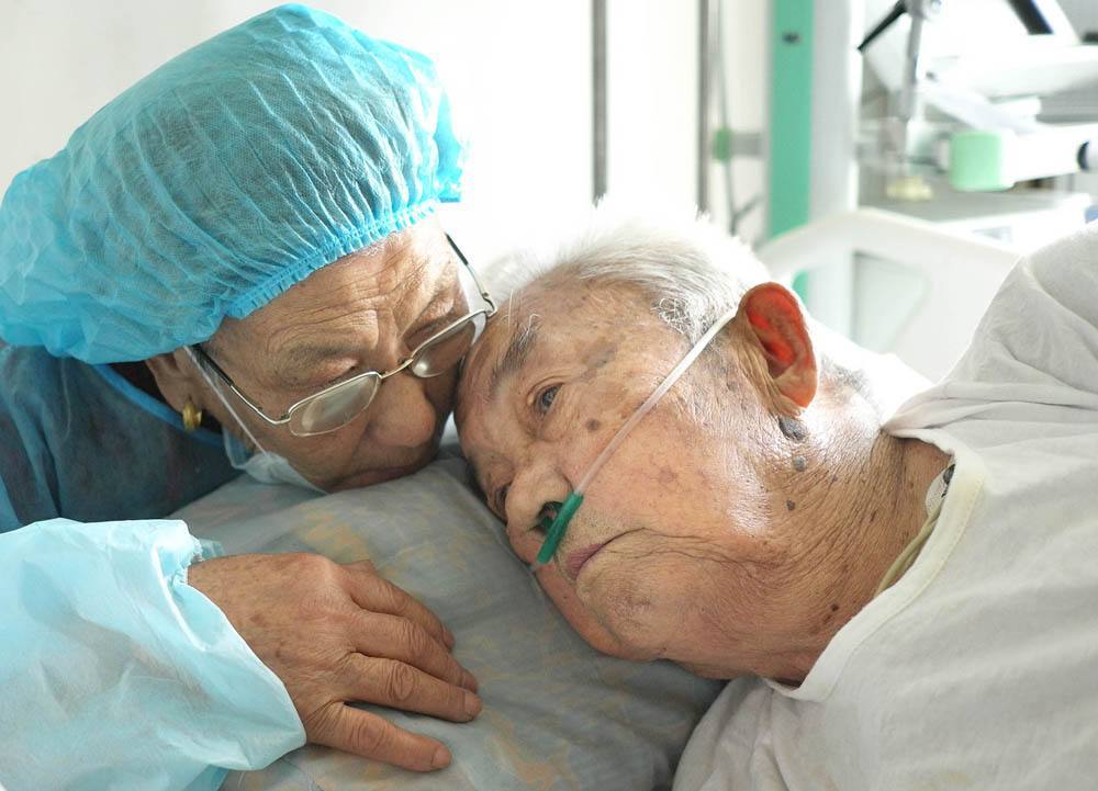 老人重病分遗产,儿子女儿各十万,养女只有一封