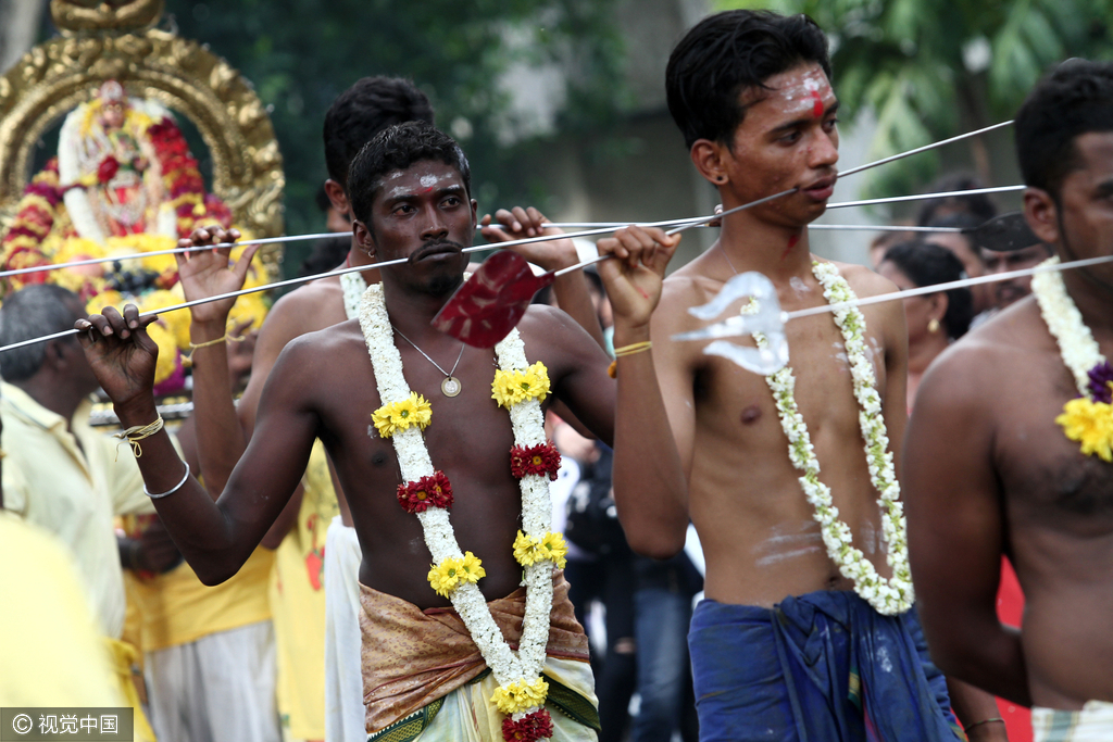 用银针刺穿舌头、双颊等。