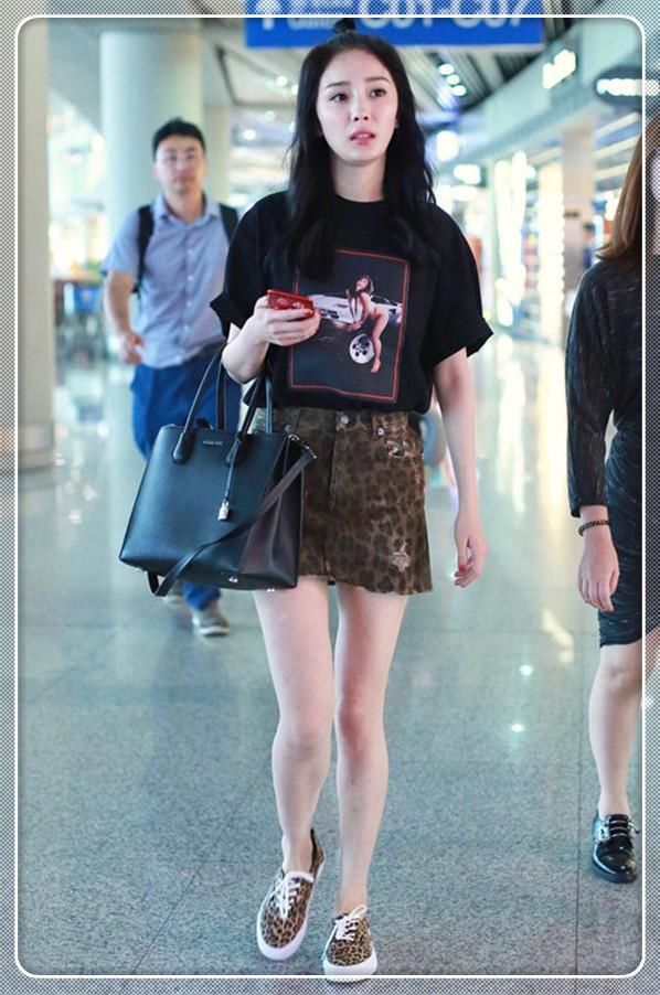 31岁杨幂为装嫩扎半丸子头出门,结果撞上杨颖