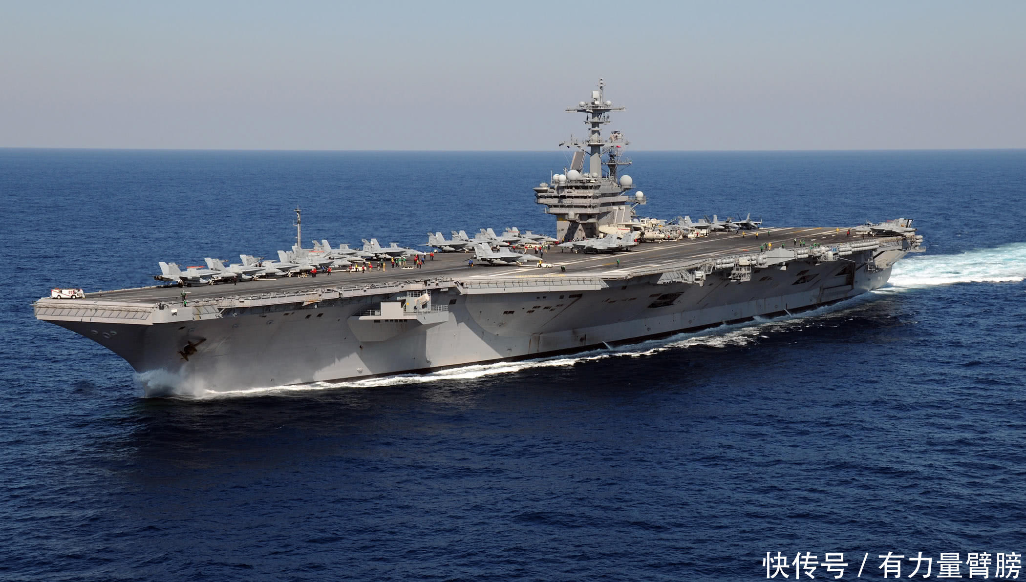 为什么航母执行任务时,总是有很多鲸鱼跟在后