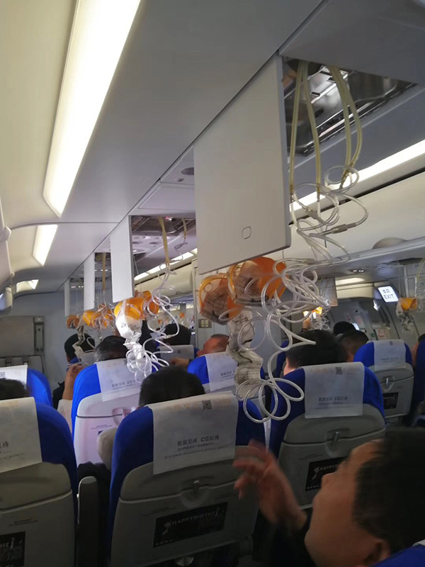 乘客谈东航航班氧气面罩脱落:空乘说是意外不用戴