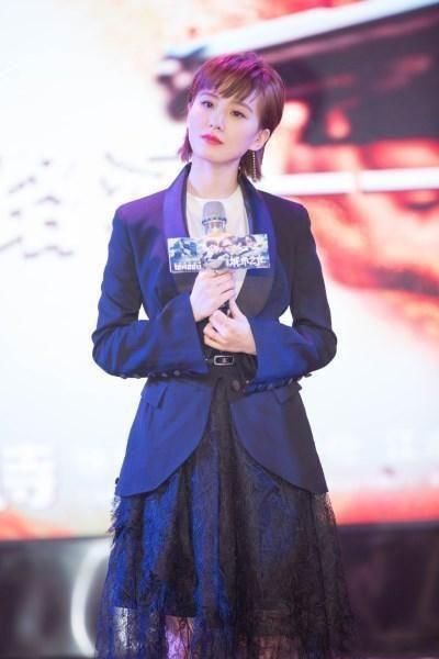 刘诗诗刘雯同穿高领毛衣,一个配百褶裙,一个搭