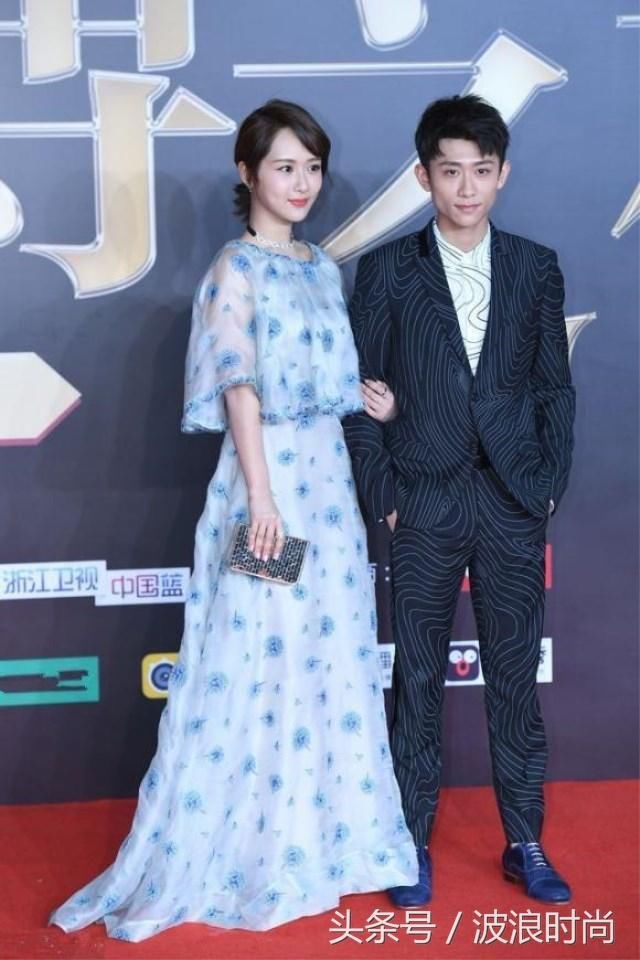 同穿蓝色长裙,杨紫清新,赵丽颖引人注目,她却穿