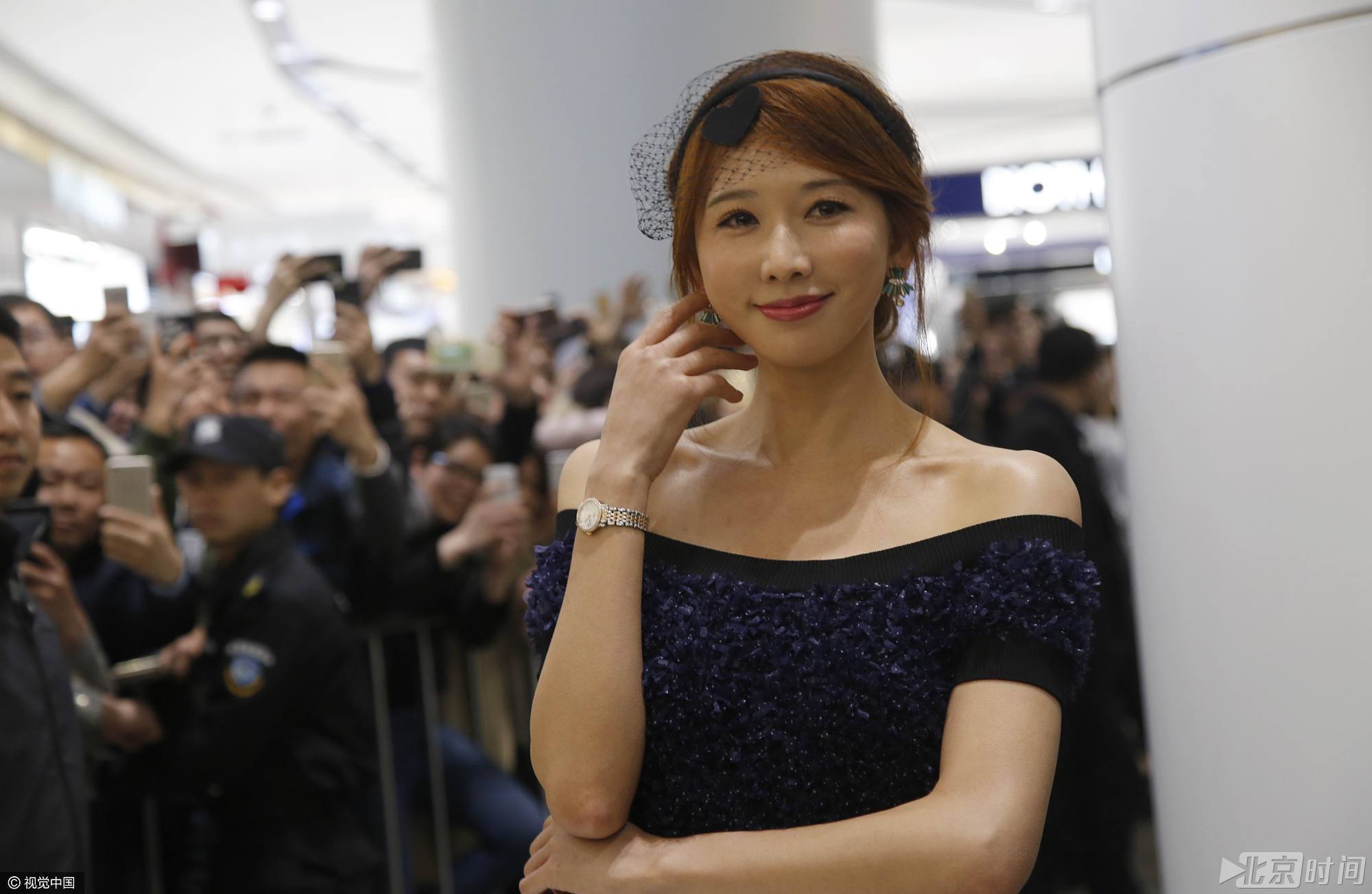 林志玲发型失败变“肉脸” 获群众围观淡定微笑