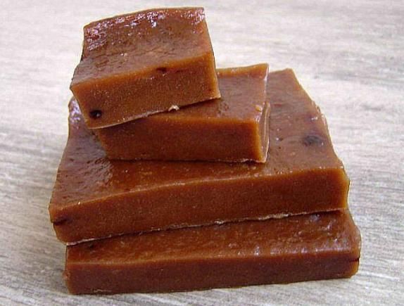 红年糕:(在糯米粉中加入红糖),直接食用也很好吃.