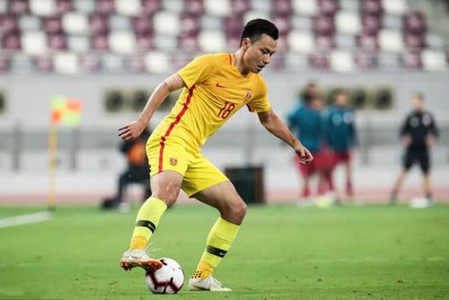 前国足主帅暗批里皮,点出三大关键问题,球迷