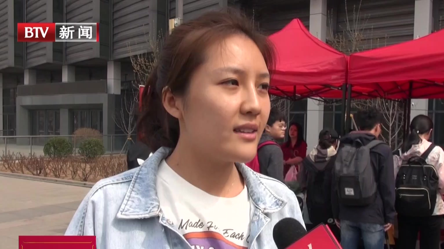 献血车进高校  学校师生无偿献血