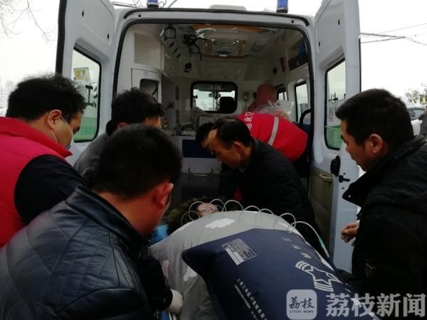 江苏句容:待产孕妇突然腹痛见红 冰封道路上