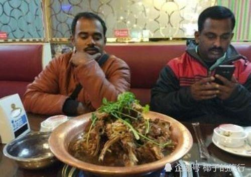 印度人到重庆旅游,大肆宣传用手吃饭最美,中国