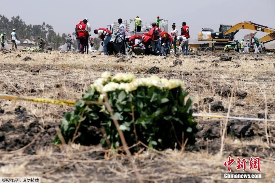 当地时间3月13日，埃塞俄比亚比绍夫图，埃塞俄比亚航空公司ET302航班坠毁现场举办追思仪式，遇难者家属抵现场悼念。