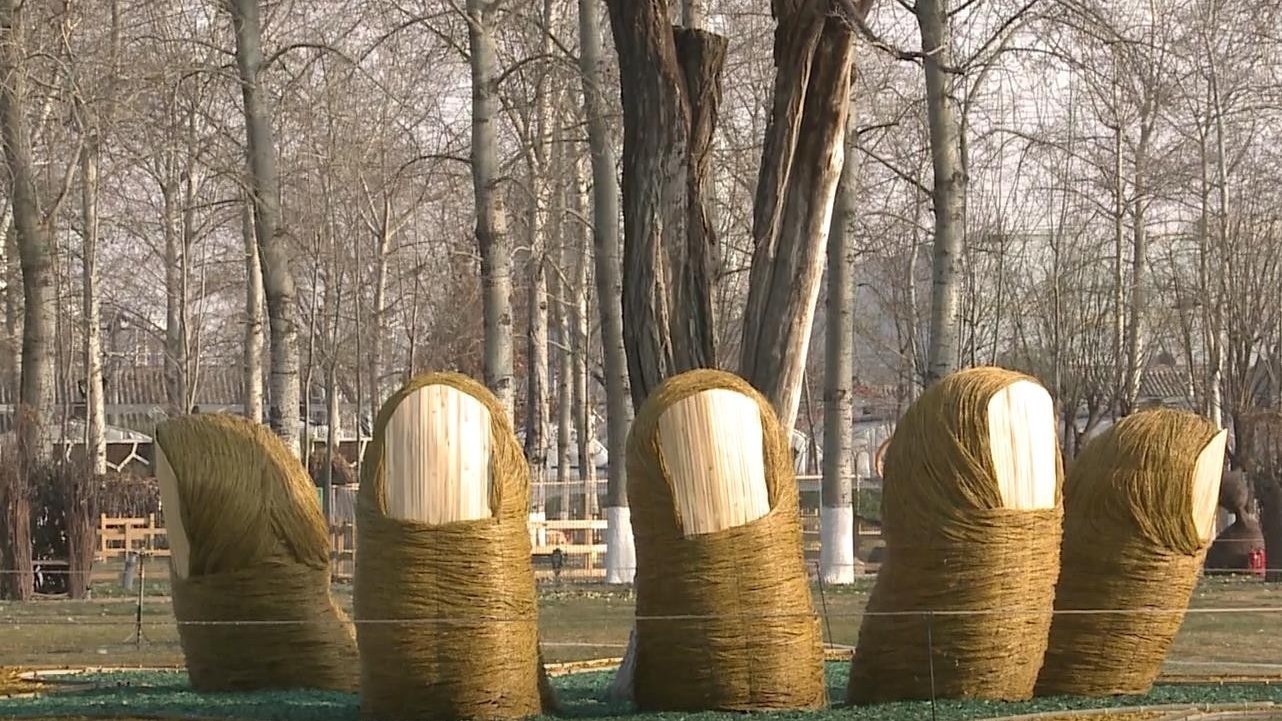 枯枝落叶变废为宝 地景艺术打造冬日景观