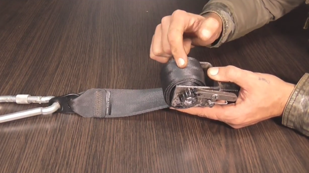 牛人自制锁扣装置,工人看了都说实用,简直就是天才发明