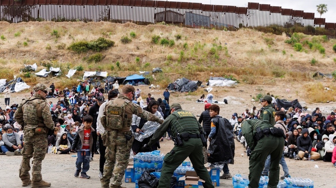 美国过去两天每天逮捕超1万名非法越境移民 美国过去两天每天逮捕超1万名非法越境移民