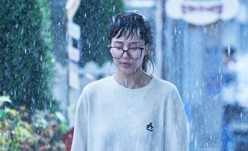 女人在雨中流泪图片图片