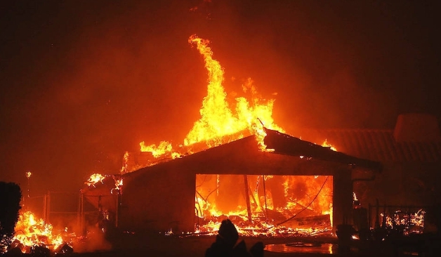 大火肆虐烧毁豪宅无数。