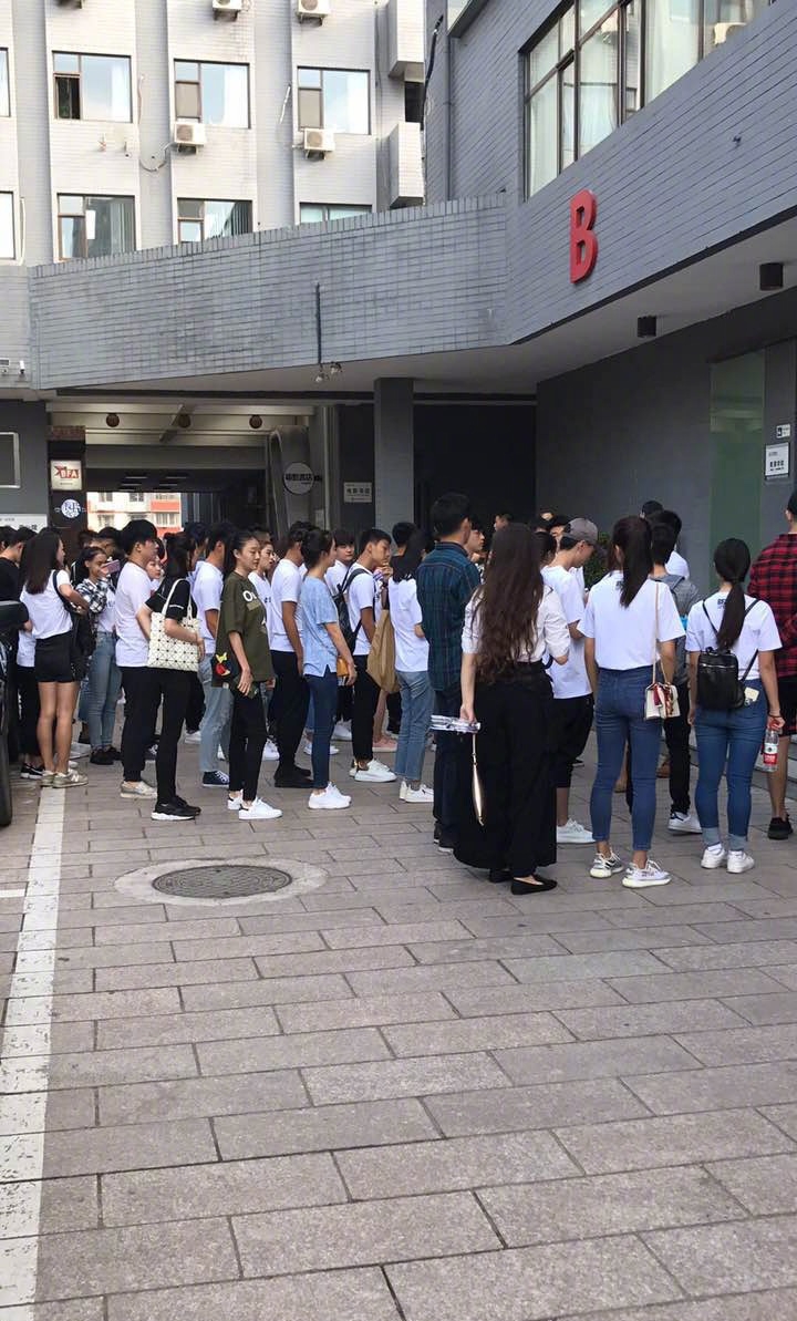 组图:王俊凯一身黑衣参加北电开学典礼 人群中排队十分低调