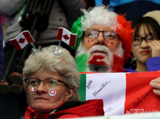 少场上的选手们看到他们都会招手致意,朱迪说:“所有的女子冰壶运动员和教练们都非常友善,他们经常和我们互动。尤其是中国队教练,他非常可爱。” (组委会供图)