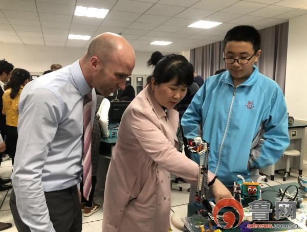 枣庄十五中学生与英美校长成师生