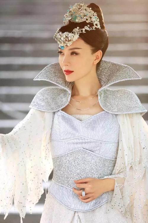 白衣女王造型,杨幂宋茜我见犹怜,赵丽颖baby气场全开,但最惊艳的是她?