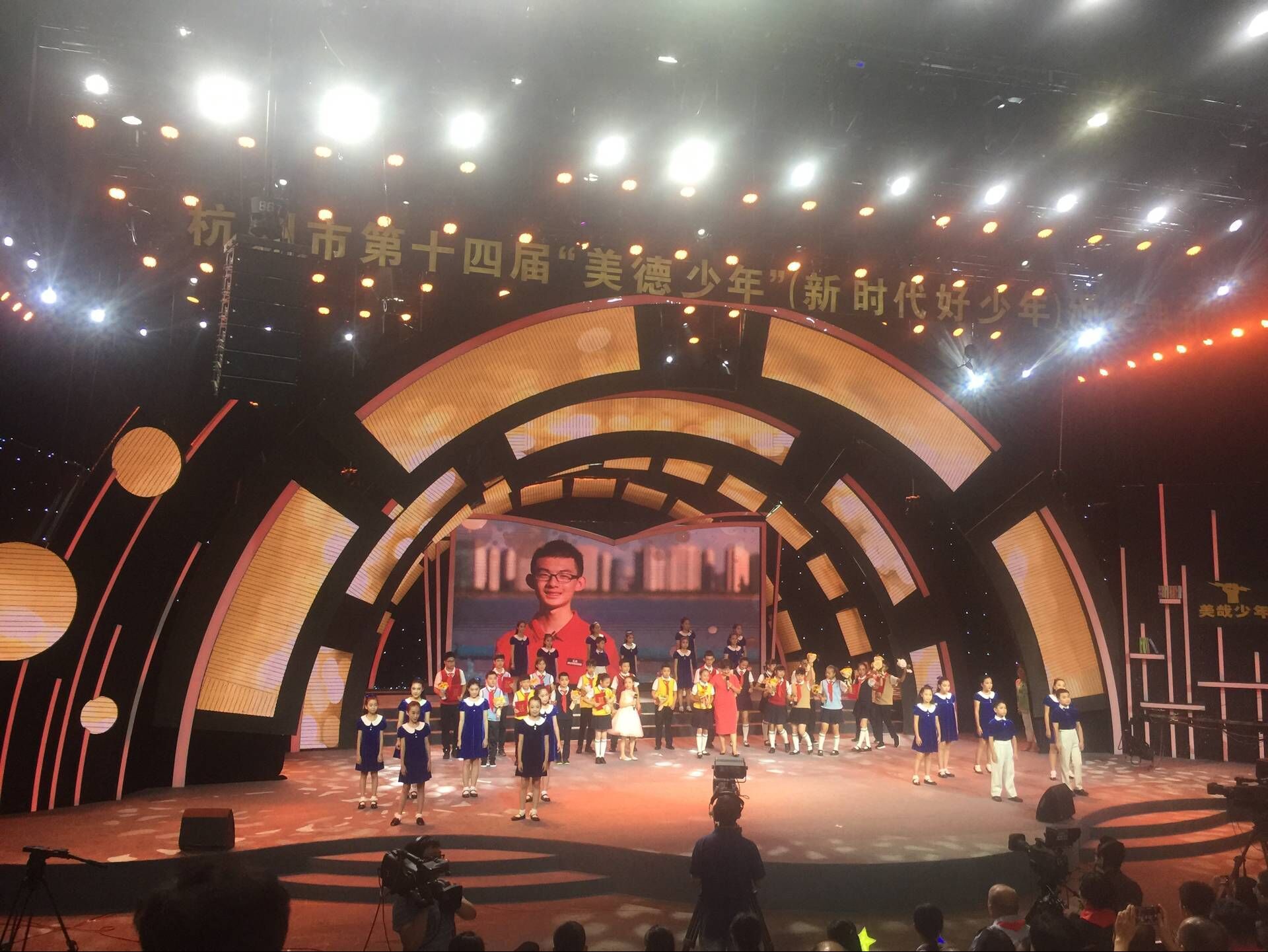 美德少年颁奖现场 最强大脑杨英豪挑战数字