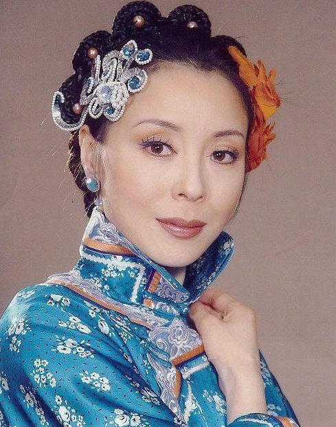 达康书记老婆,被影帝宠上天,儿子长相帅气俩人一起就像姐弟