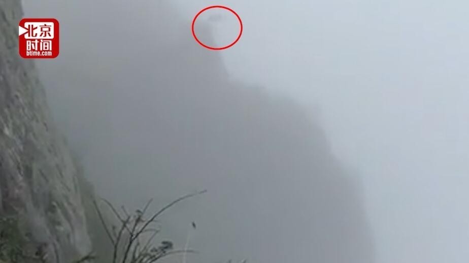 又一游客跳下峨眉山舍身崖 景区称正在搜寻