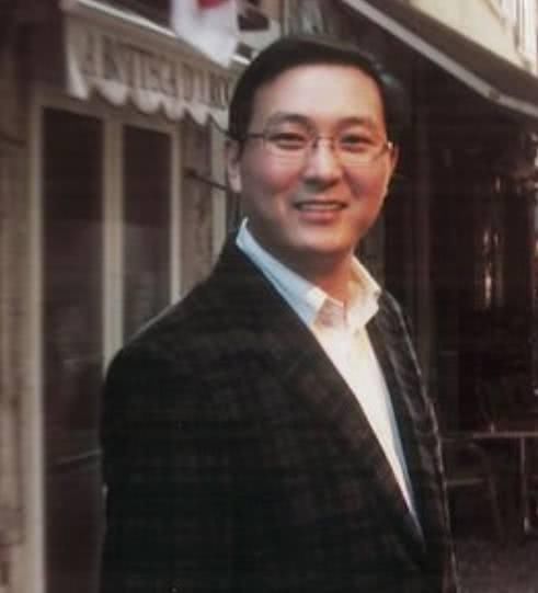 她是央视主持一姐,凭姿色与实力嫁进豪门,如今