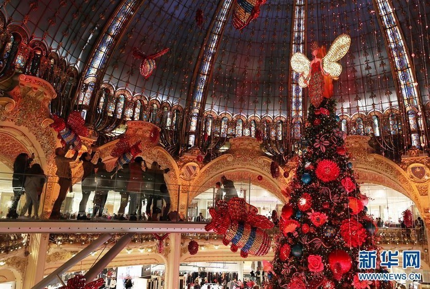  近日，法国巴黎老佛爷百货公司立起巨型圣诞树，璀璨的灯光和精美的造型设计吸引了众多市民和游客前来参观。人们还可以在商场三楼处踏上高16米、长8米的玻璃走廊，与圣诞树“亲密接触”。