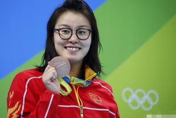 亚运会上傅园慧接受采访时满身抓痕,这是什么