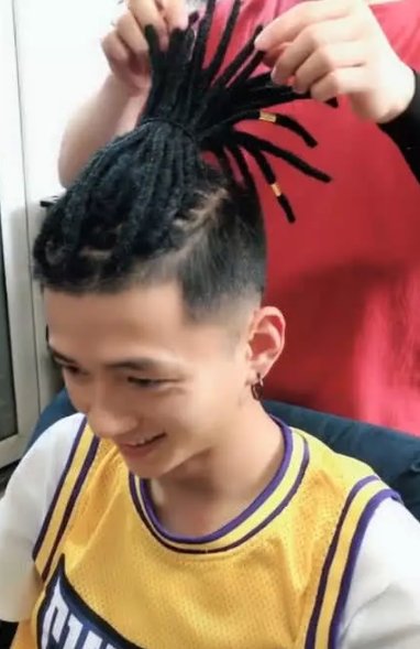 小哥哥学抖音去做非洲脏辫,笑的样子太撩人 网