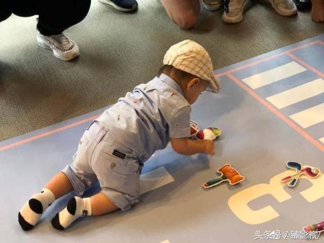 昆凌父亲节晒全家福,弟弟的大长腿和儿子罗密