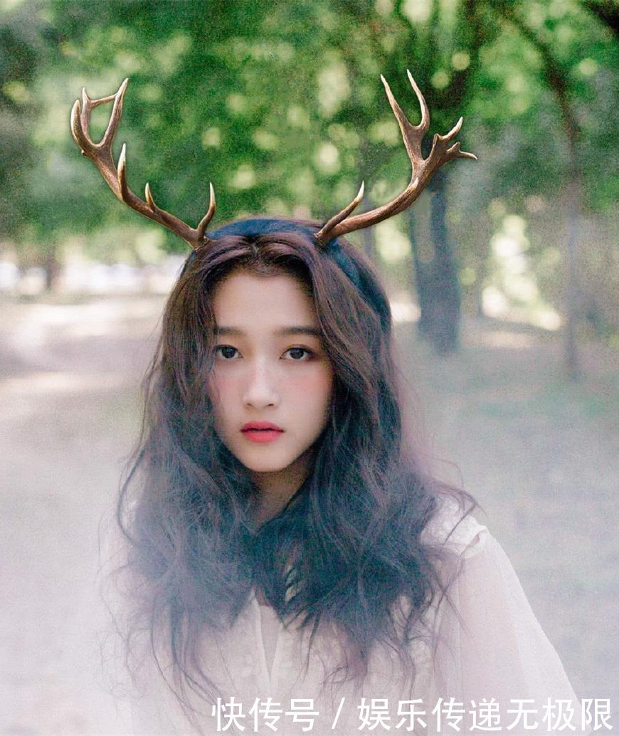 关晓彤现身足球场,穿超短裙大秀性感,鹿晗羡慕