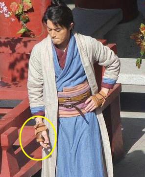 此外,霍建华抽烟照片的最大特点,是他经常被拍到,穿着古装.拿着烟