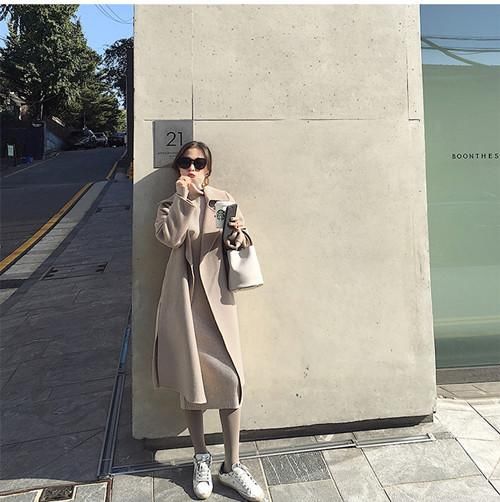 别再一直穿黑色打底袜了,看看灰色如何让你变