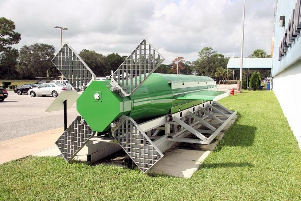 该型炸弹全长9.1米，直径为1.03米，通常需要大型飞机才能够投掷。投掷的时候，得使用减速伞。