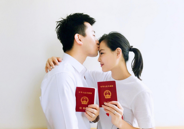 网曝吴敏霞与老公领证!晒结婚证亲吻额头超甜蜜 网曝吴敏霞与老公领证!晒结婚证亲吻额头超甜蜜