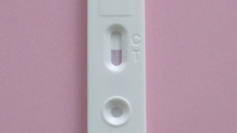 一个与时间赛跑的试剂盒 记者探访新冠病毒抗原检测试剂生产流水线 一个与时间赛跑的试剂盒 记者探访新冠病毒抗原检测试剂生产流水线