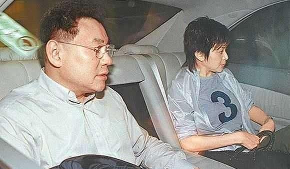 他是香港富商,李嘉欣关之琳都与他传过绯闻!