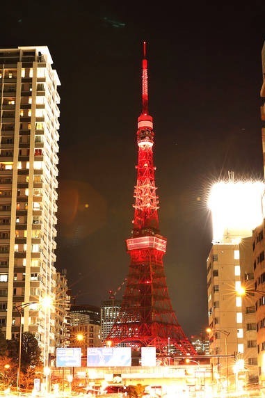 日本东京塔首次披上中国红