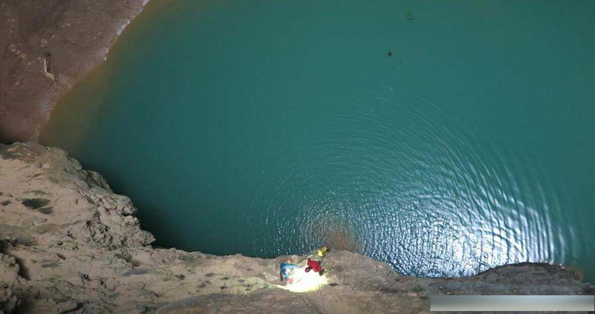 中法地质探险家首次发现广西天坑,竟有410米深