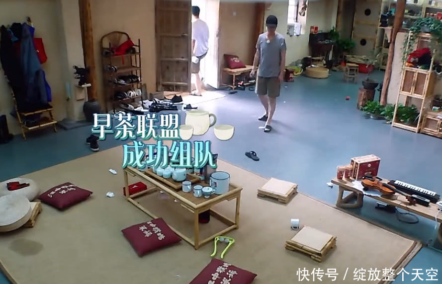 蘑菇屋满地卫生纸、狗尿!脏乱像垃圾堆,黄磊