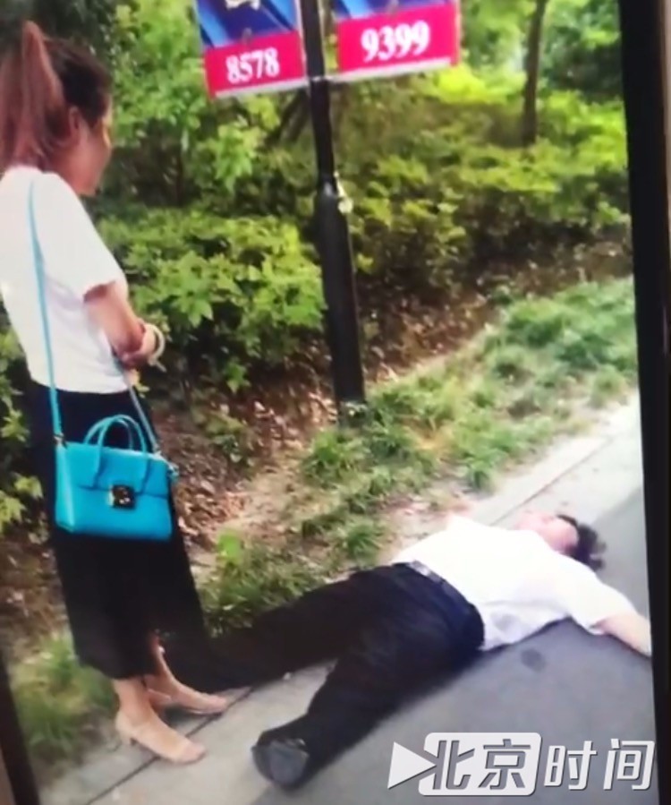 阻止记者进小区采访  杭州一保安被指“一碰就倒”