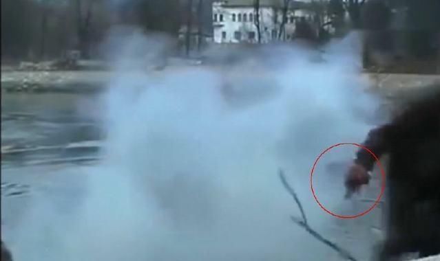 男子把爆竹丢进鱼塘,大鱼全部跳出水面,却不知