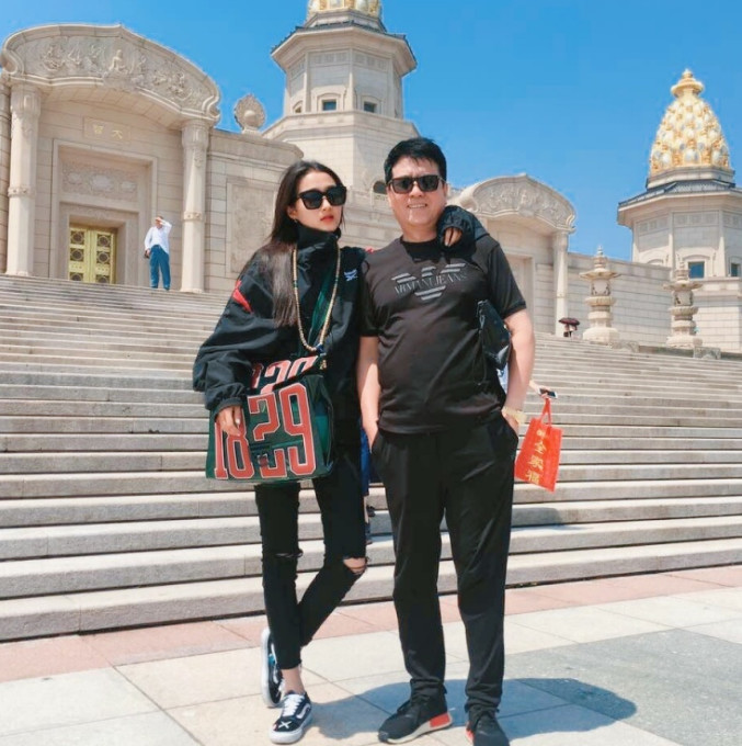 关晓彤父亲晒一家三口合影 女儿美腿又长又直