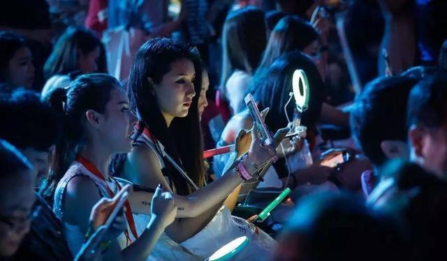 直播公会的生存秘籍:睡女主播、打感情牌、贿